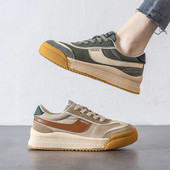 Adidași moderni de damă cu talpă plată și model rotunjit cu inscripție