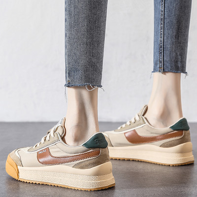 Adidași moderni de damă cu talpă plată și model rotunjit cu inscripție