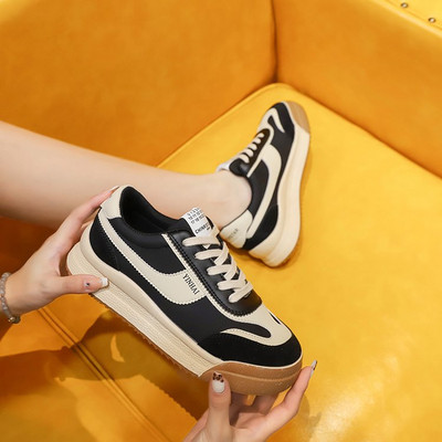 Adidași moderni de damă cu talpă plată și model rotunjit cu inscripție