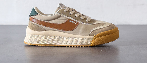 Adidași moderni de damă cu talpă plată și model rotunjit cu inscripție