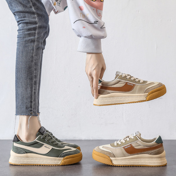 Adidași moderni de damă cu talpă plată și model rotunjit cu inscripție