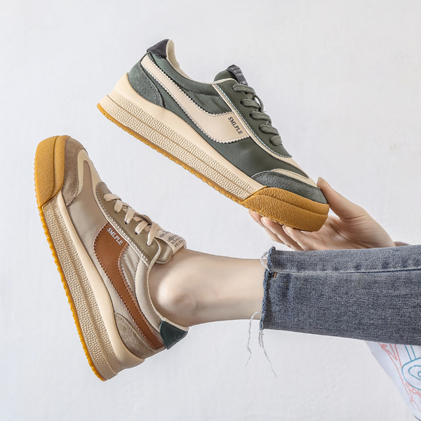 Adidași moderni de damă cu talpă plată și model rotunjit cu inscripție