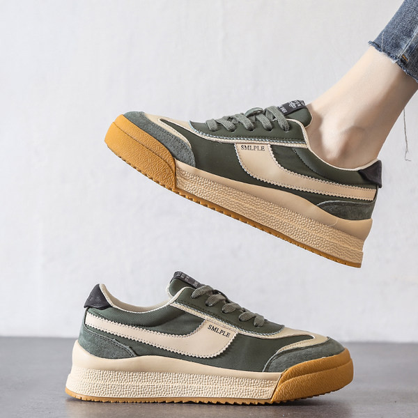 Adidași moderni de damă cu talpă plată și model rotunjit cu inscripție