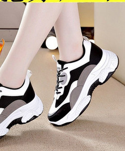 Γυναικεία αθλητικά παπούτσια σε μαύρο και άσπρο χρώμα