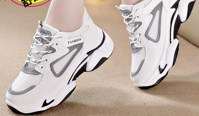 Γυναικεία αθλητικά παπούτσια σε μαύρο και άσπρο χρώμα