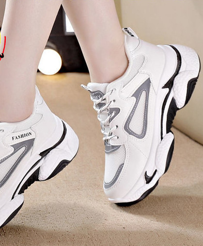Γυναικεία αθλητικά παπούτσια σε μαύρο και άσπρο χρώμα