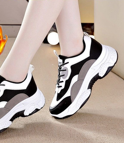 Γυναικεία αθλητικά παπούτσια σε μαύρο και άσπρο χρώμα
