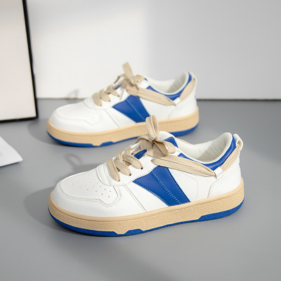 Μοντέρνα αθλητικά παπούτσια από faux δέρμα με επίπεδη σόλα και επιγραφή