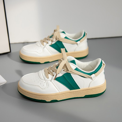 Μοντέρνα αθλητικά παπούτσια από faux δέρμα με επίπεδη σόλα και επιγραφή