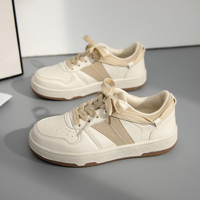 Μοντέρνα αθλητικά παπούτσια από faux δέρμα με επίπεδη σόλα και επιγραφή