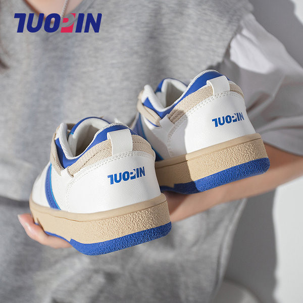 Μοντέρνα αθλητικά παπούτσια από faux δέρμα με επίπεδη σόλα και επιγραφή