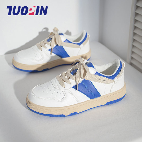 Μοντέρνα αθλητικά παπούτσια από faux δέρμα με επίπεδη σόλα και επιγραφή