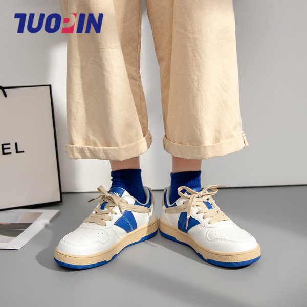 Μοντέρνα αθλητικά παπούτσια από faux δέρμα με επίπεδη σόλα και επιγραφή