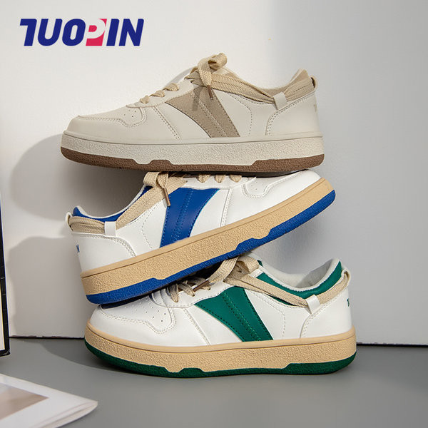 Μοντέρνα αθλητικά παπούτσια από faux δέρμα με επίπεδη σόλα και επιγραφή