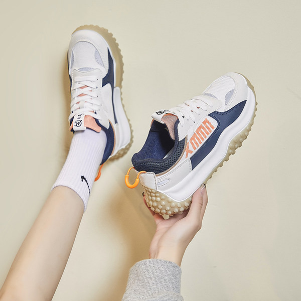 Γυναικεία μοντέρνα αθλητικά παπούτσια με πλέγμα και επιγραφή