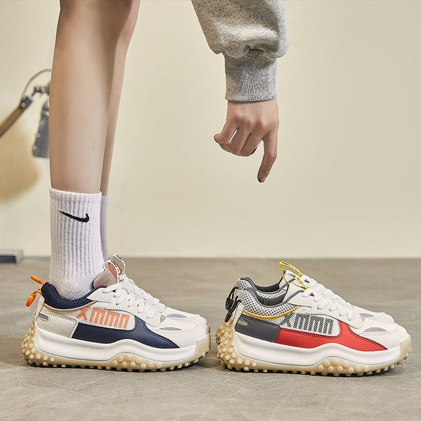 Γυναικεία μοντέρνα αθλητικά παπούτσια με πλέγμα και επιγραφή