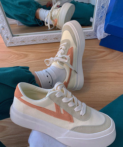 Adidasi de dama cu sireturi de culoare alba si talpa plata