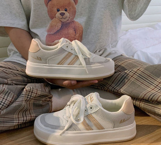 Adidasi de dama cu sireturi de culoare alba si talpa plata