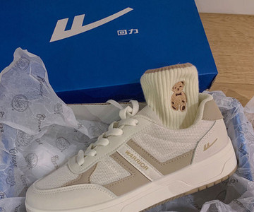 Adidasi de dama cu sireturi de culoare alba si talpa plata