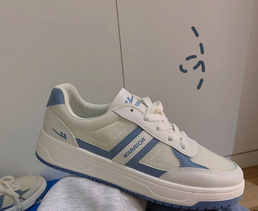 Adidasi de dama cu sireturi de culoare alba si talpa plata