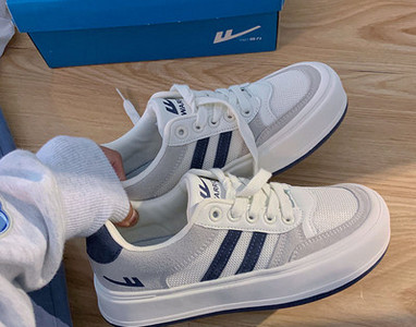 Adidasi de dama cu sireturi de culoare alba si talpa plata