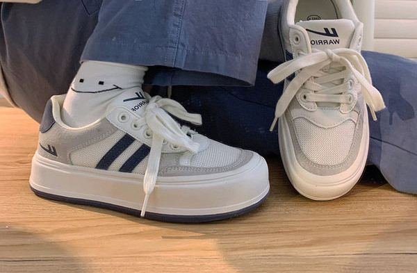 Adidasi de dama cu sireturi de culoare alba si talpa plata