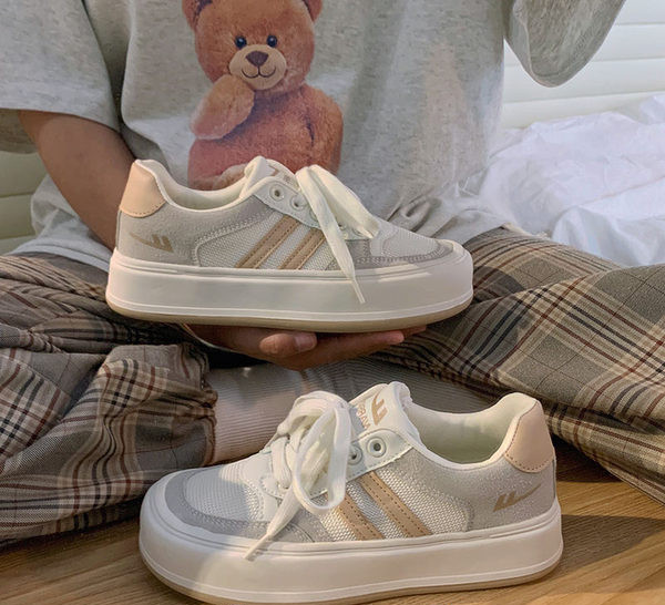 Adidasi de dama cu sireturi de culoare alba si talpa plata