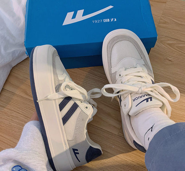 Adidasi de dama cu sireturi de culoare alba si talpa plata