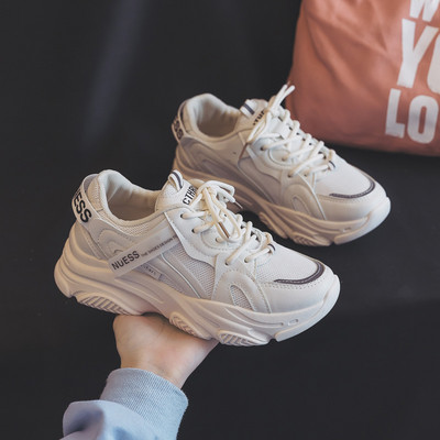 Γυναικεία αθλητικά παπούτσια με κορδόνια σε τρία χρώματα και τραχιά σόλα