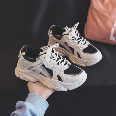 Γυναικεία αθλητικά παπούτσια με κορδόνια σε τρία χρώματα και τραχιά σόλα