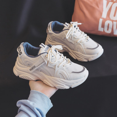 Γυναικεία αθλητικά παπούτσια με κορδόνια σε τρία χρώματα και τραχιά σόλα