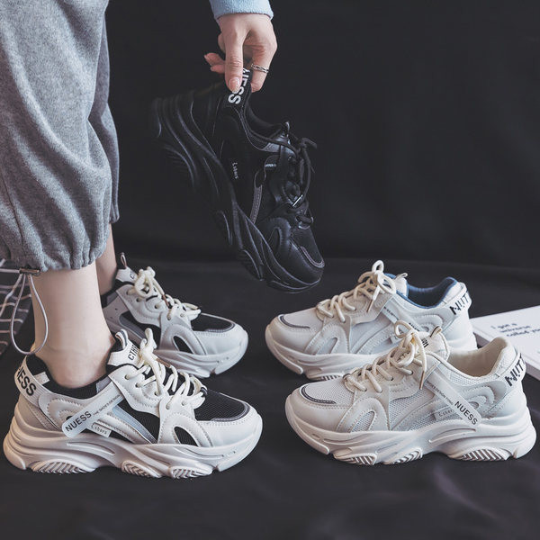 Γυναικεία αθλητικά παπούτσια με κορδόνια σε τρία χρώματα και τραχιά σόλα