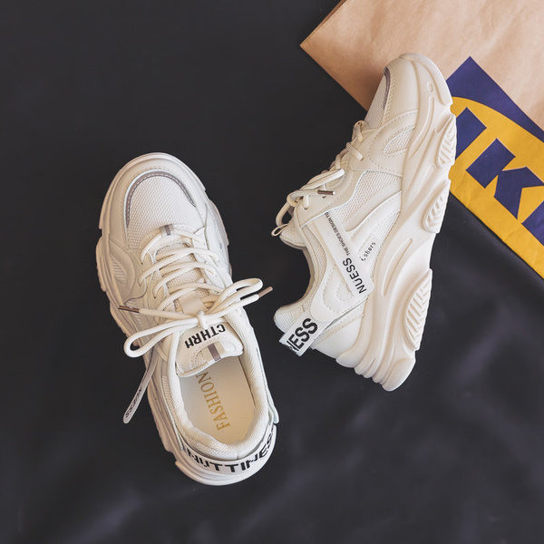 Γυναικεία αθλητικά παπούτσια με κορδόνια σε τρία χρώματα και τραχιά σόλα