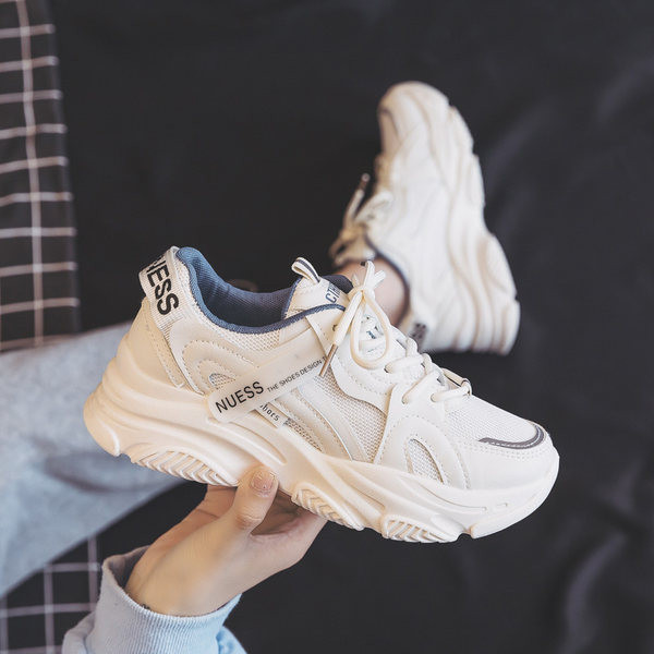 Γυναικεία αθλητικά παπούτσια με κορδόνια σε τρία χρώματα και τραχιά σόλα