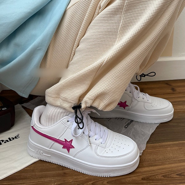 Κομψά γυναικεία αθλητικά παπούτσια με επίπεδη σόλα και κέντημα