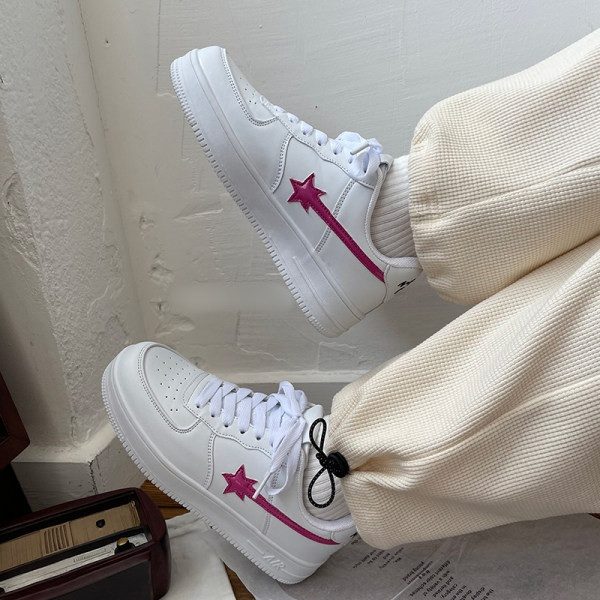 Κομψά γυναικεία αθλητικά παπούτσια με επίπεδη σόλα και κέντημα