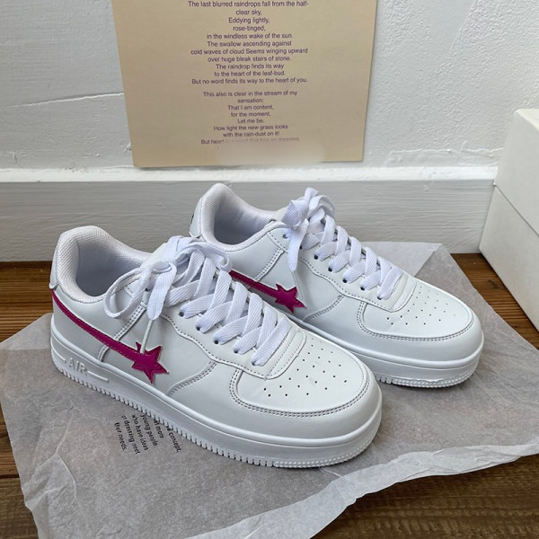 Κομψά γυναικεία αθλητικά παπούτσια με επίπεδη σόλα και κέντημα