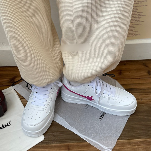 Κομψά γυναικεία αθλητικά παπούτσια με επίπεδη σόλα και κέντημα