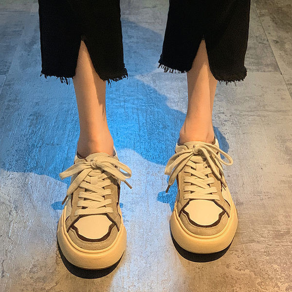 Κομψά γυναικεία αθλητικά παπούτσια με επίπεδη σόλα από οικολογικό σουέτ