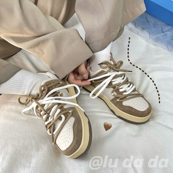 Tenisi dama cu sireturi in trei culori si talpa plata