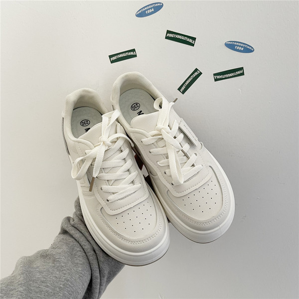 Γυναικεία sneakers με επίπεδη σόλα απλό μοντέλο