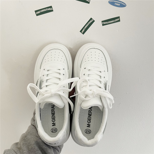 Γυναικεία sneakers με επίπεδη σόλα απλό μοντέλο