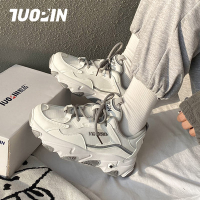 Γυναικεία μοντέρνα αθλητικά παπούτσια με κορδόνια και τραχιά σόλα