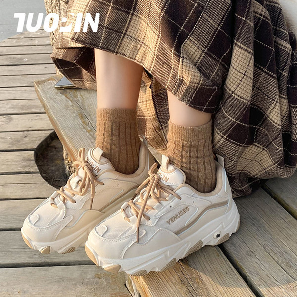 Γυναικεία μοντέρνα αθλητικά παπούτσια με κορδόνια και τραχιά σόλα