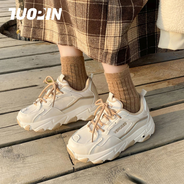 Γυναικεία μοντέρνα αθλητικά παπούτσια με κορδόνια και τραχιά σόλα