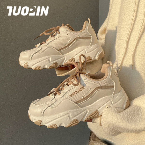 Γυναικεία μοντέρνα αθλητικά παπούτσια με κορδόνια και τραχιά σόλα