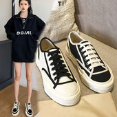 Γυναικεία αθλητικά παπούτσια με επίπεδη σόλα σε άσπρο και μαύρο χρώμα