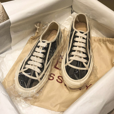 Γυναικεία αθλητικά παπούτσια με επίπεδη σόλα σε άσπρο και μαύρο χρώμα