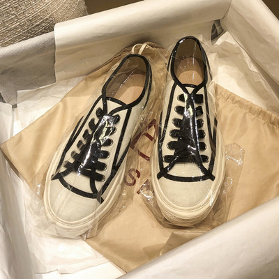 Γυναικεία αθλητικά παπούτσια με επίπεδη σόλα σε άσπρο και μαύρο χρώμα