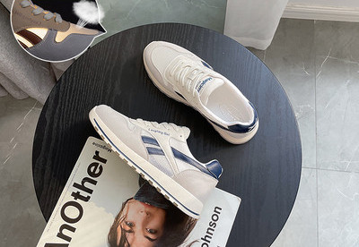 Γυναικεία αθλητικά παπούτσια με κορδόνια και επίπεδη σόλα - διάφορα χρώματα